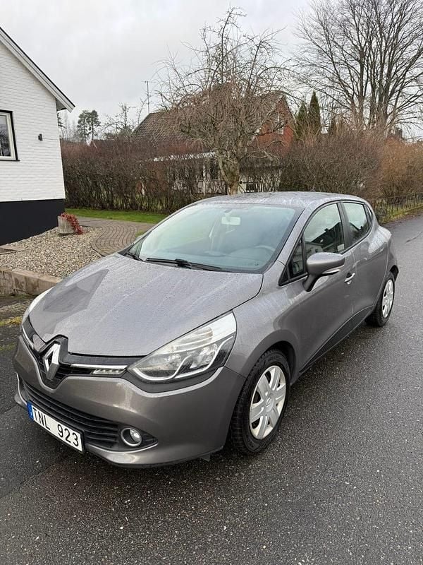 Begagnad 2013 Renault Clio IV Halvkombi | 62 800 kr (Marknadspris) - Bild 1/4