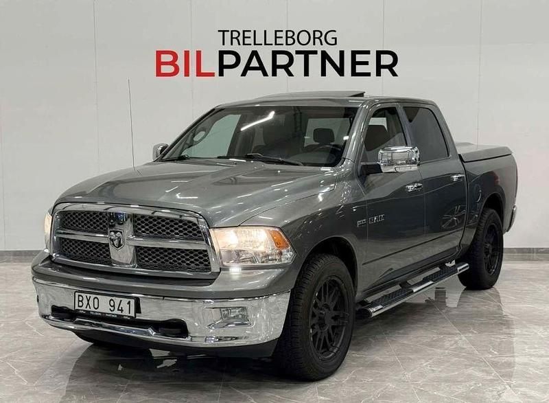 Grå Begagnad 2010 RAM 1500 Pickup | 199 900 kr (Marknadspris) - Bild 1/4