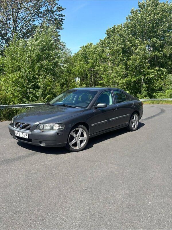 Grå Begagnad 2004 Volvo S60 Business Edition Sedan | 22 000 kr (Marknadspris) - Bild 1/4