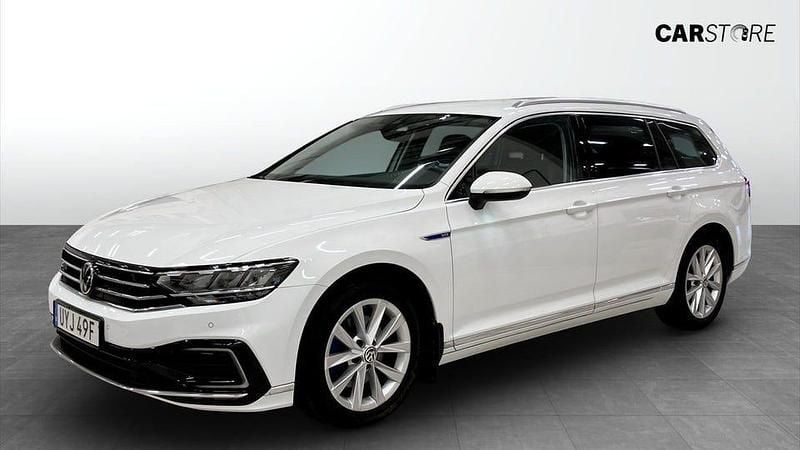 Vit Begagnad 2022 VW Passat GTE Kombi | 279 900 kr (Marknadspris) - Bild 1/4