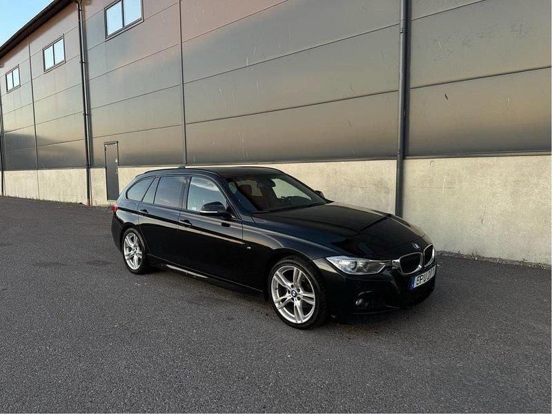 Svart Begagnad 2015 BMW 318 M Sport Kombi | 169 900 kr (Marknadspris) - Bild 1/4
