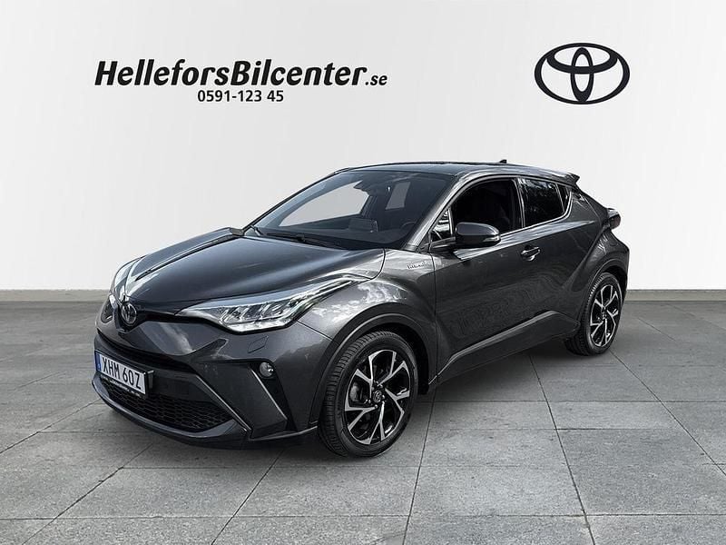 Mörkgrå (grå) Begagnad 2021 Toyota C-HR Edition SUV | 269 500 kr (Marknadspris) - Bild 1/3