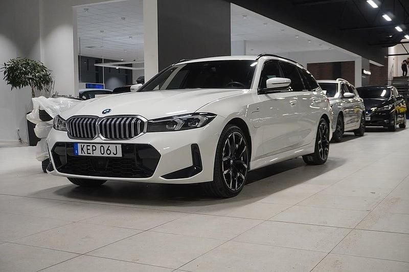 Vit Begagnad 2025 BMW 330e M Sport Kombi | 499 800 kr (Superpris) - Bild 1/4