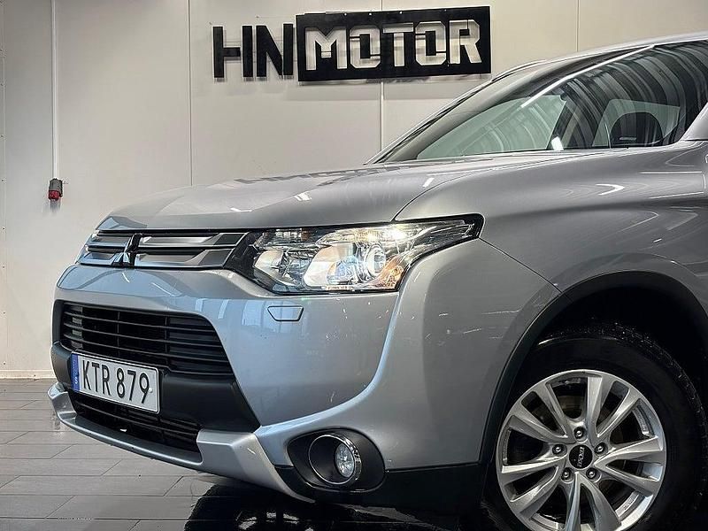 Begagnad Mitsubishi Outlander 150 HK (110 kW) 2015 Silver SUV
