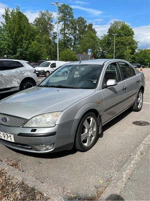 Grå Begagnad 2001 Ford Mondeo Halvkombi | 12 750 kr (Marknadspris) - Bild 1/4