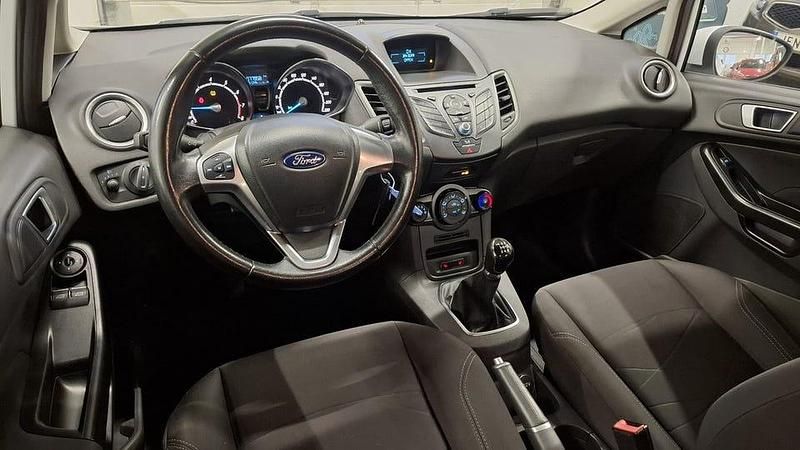 Begagnad Ford Fiesta Trend 60 HK (44 kW) 2015 Vit