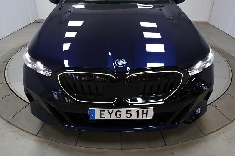 Begagnad BMW 550 Comfort Edition 490 HK (360 kW) 2024 Tanzaniteblåmetallic Sedan