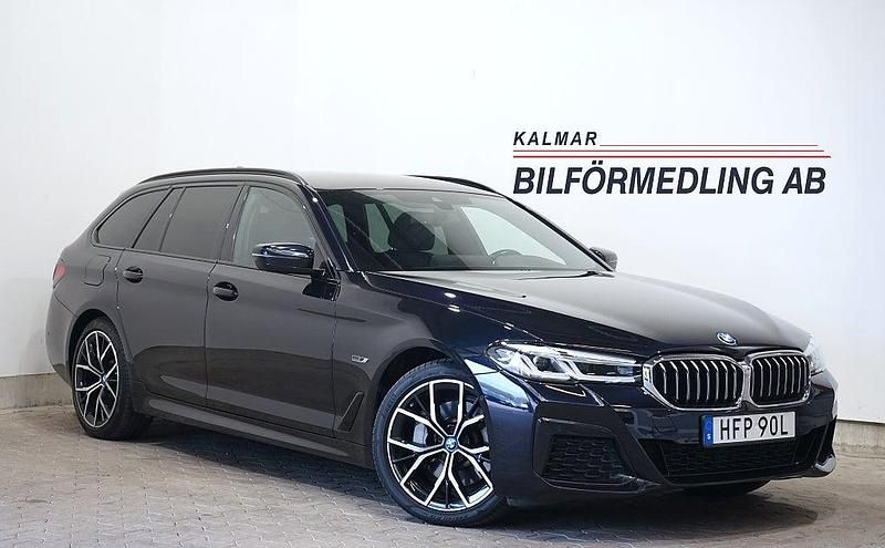 Svart Begagnad 2021 BMW 530e M Sport Kombi | 329 900 kr (Marknadspris) - Bild 1/4