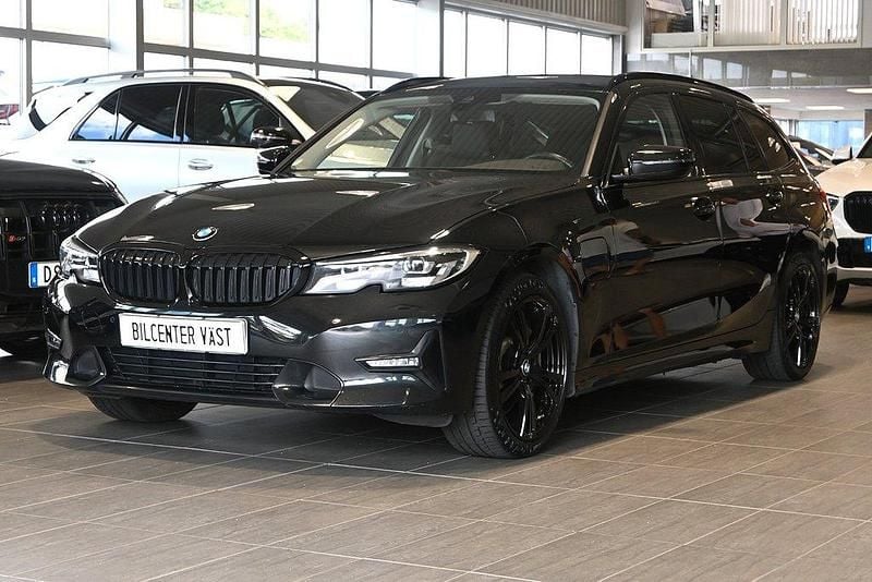Svart Begagnad 2020 BMW 330e Sport Line Kombi | 279 000 kr (Superpris) - Bild 1/4