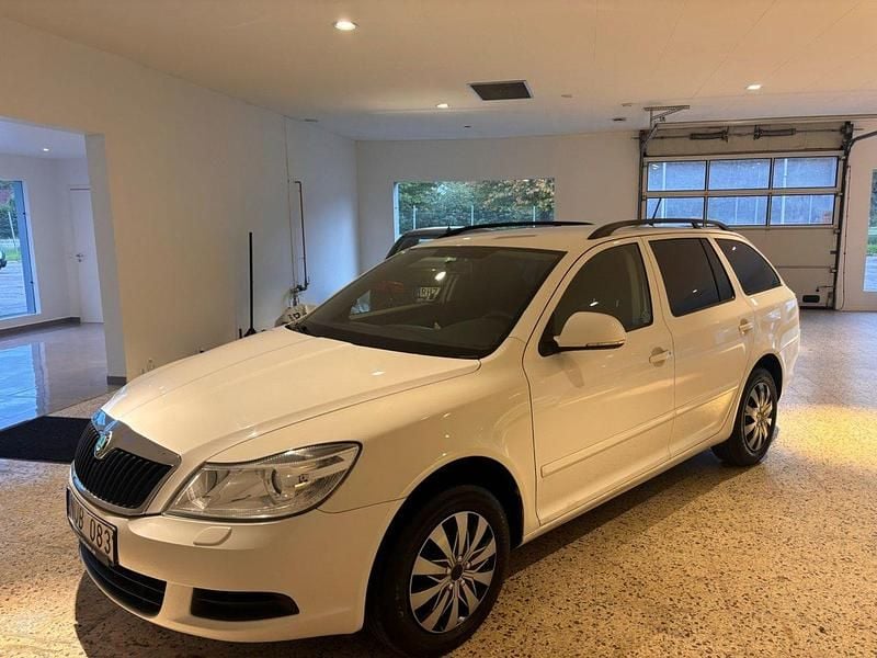 Vit Begagnad 2013 Skoda Octavia Ambiente Kombi | 34 900 kr (Superpris) - Bild 1/4