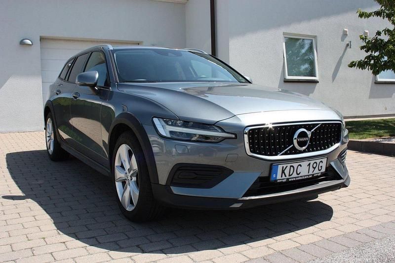 Grå Begagnad 2019 Volvo V60 CC Kombi | 295 000 kr (Marknadspris) - Bild 1/4