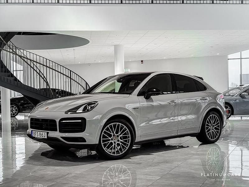 Ljusgrå Begagnad 2022 Porsche Cayenne Platinum Edition SUV | 859 000 kr (Lite dyr) - Bild 1/4