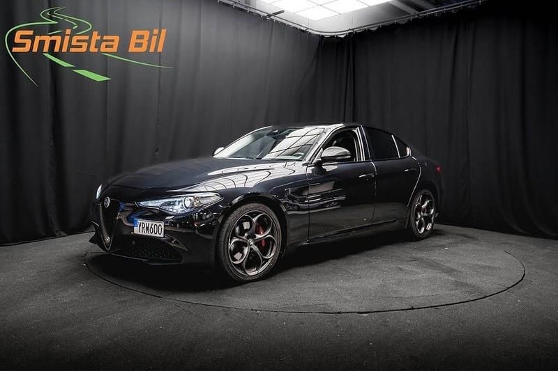 Svart Begagnad 2018 Alfa Romeo Giulia Quadrifoglio Sedan | 279 900 kr (Dyr) - Bild 1/3