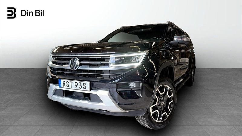 Svart (midnight black metallic) Begagnad 2023 VW Amarok Style Pickup | 669 900 kr (Marknadspris) - Bild 1/4