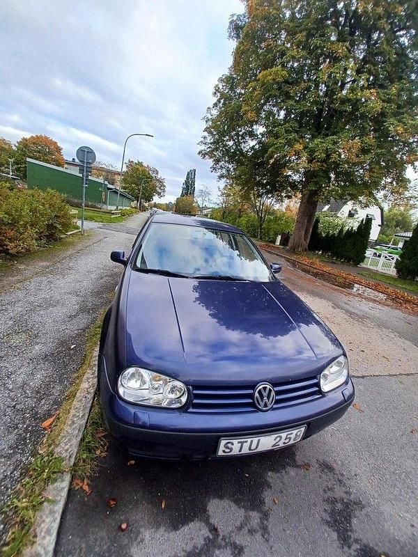 Blå Begagnad 2002 VW Golf IV Basis Halvkombi | 9 000 kr (Bra pris) - Bild 1/4