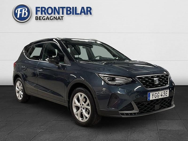 Grå Begagnad 2024 Seat Arona FR SUV | 199 900 kr (Marknadspris) - Bild 1/3
