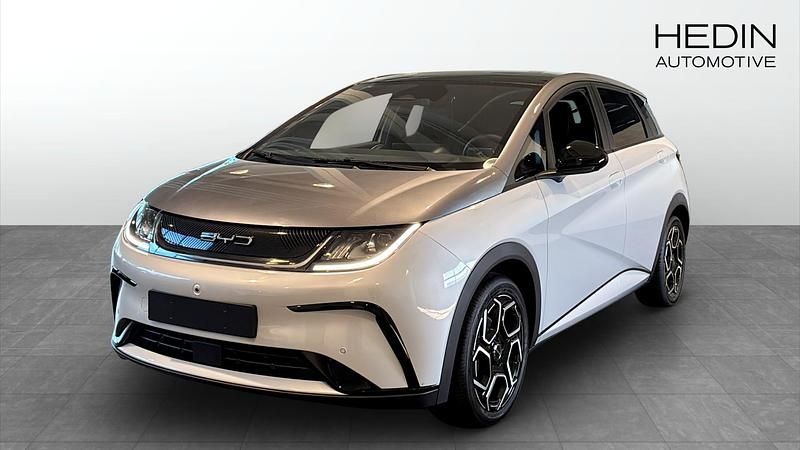 Vit (white) Begagnad 2023 BYD Dolphin Design Halvkombi | 389 900 kr (Marknadspris) - Bild 1/4