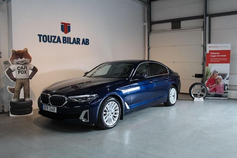 Blå Begagnad 2021 BMW 530e Luxury Line Sedan | 309 900 kr (Bra pris) - Bild 1/4
