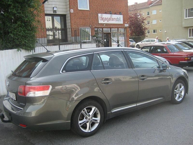 Grön (oxidangrön metallic) Begagnad 2009 Toyota Avensis Business Edition Kombi | 74 000 kr (Marknadspris) - Bild 1/4
