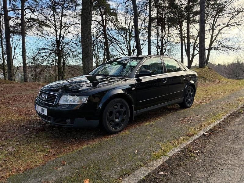 Svart Begagnad 2002 Audi A4 Sedan | 24 900 kr (Marknadspris) - Bild 1/4
