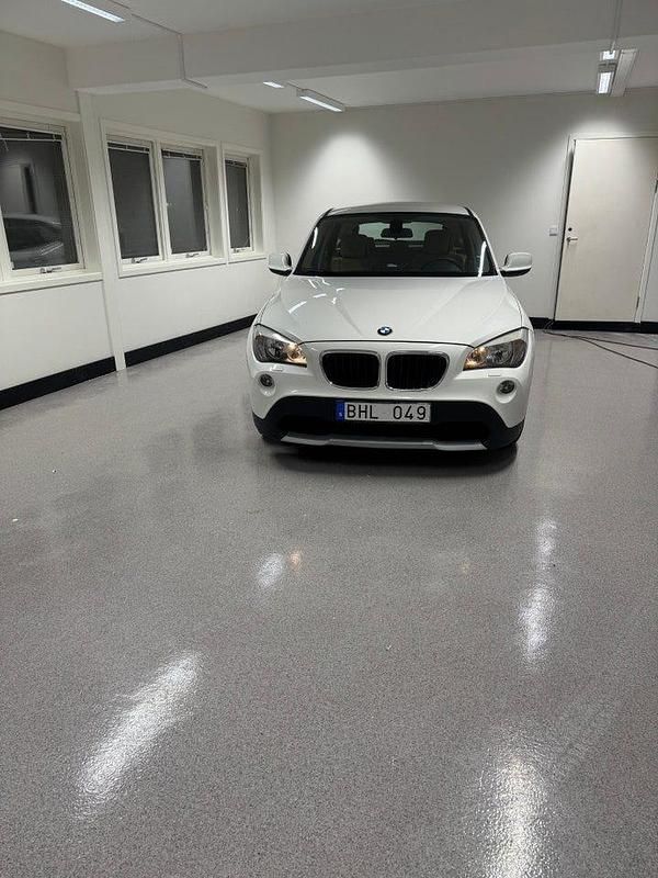 Vit Begagnad 2010 BMW X1 SUV | 85 900 kr (Marknadspris) - Bild 1/4