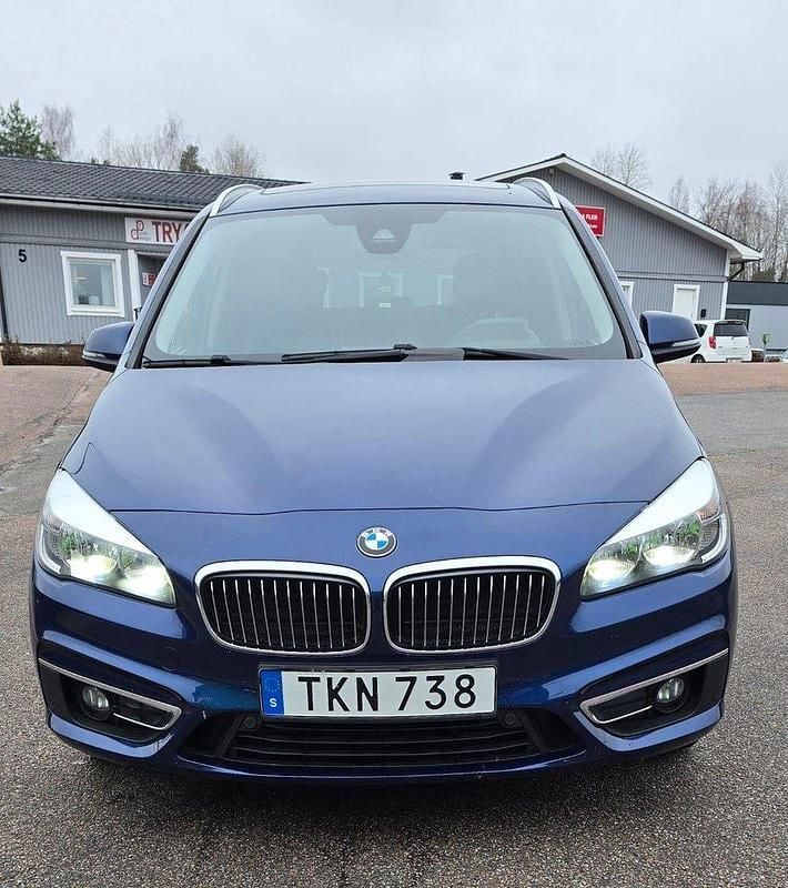 Blå Begagnad 2016 BMW 220 Gran Tourer Luxury Line Minibuss | 160 000 kr - Bild 1/4