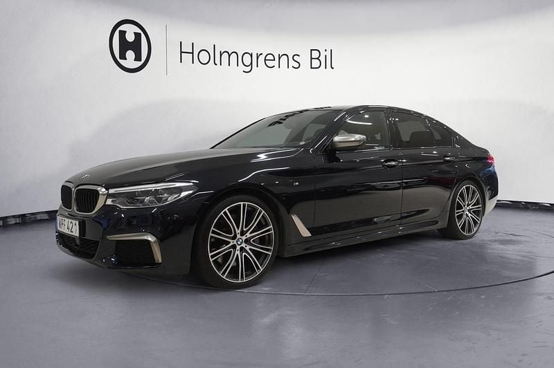 Svart Begagnad 2018 BMW M550 Comfort Edition Sedan | 489 900 kr (Marknadspris) - Bild 1/4
