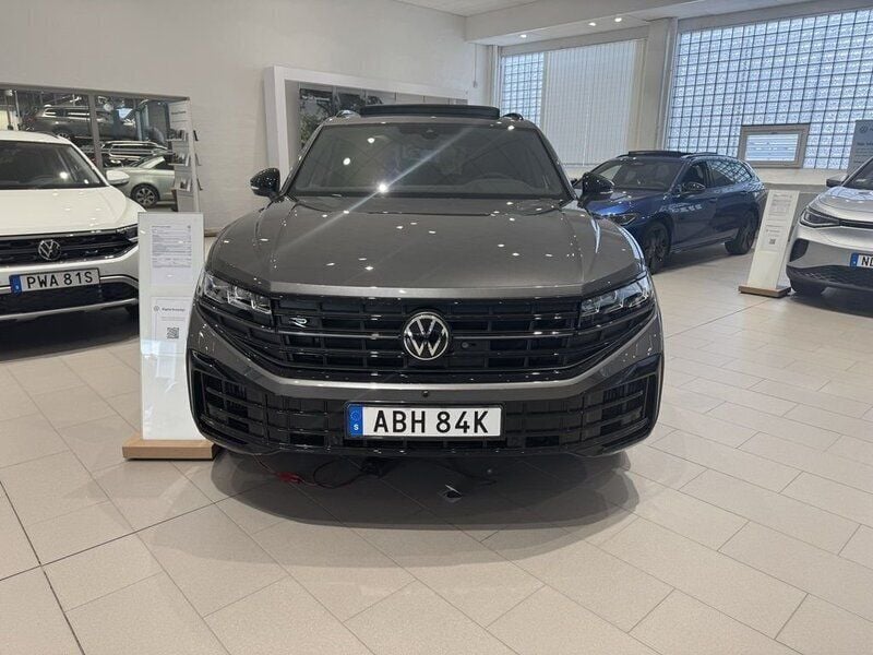 Grå Ny 2025 VW Touareg R SUV | 1 135 700 kr (Dyr) - Bild 1/4