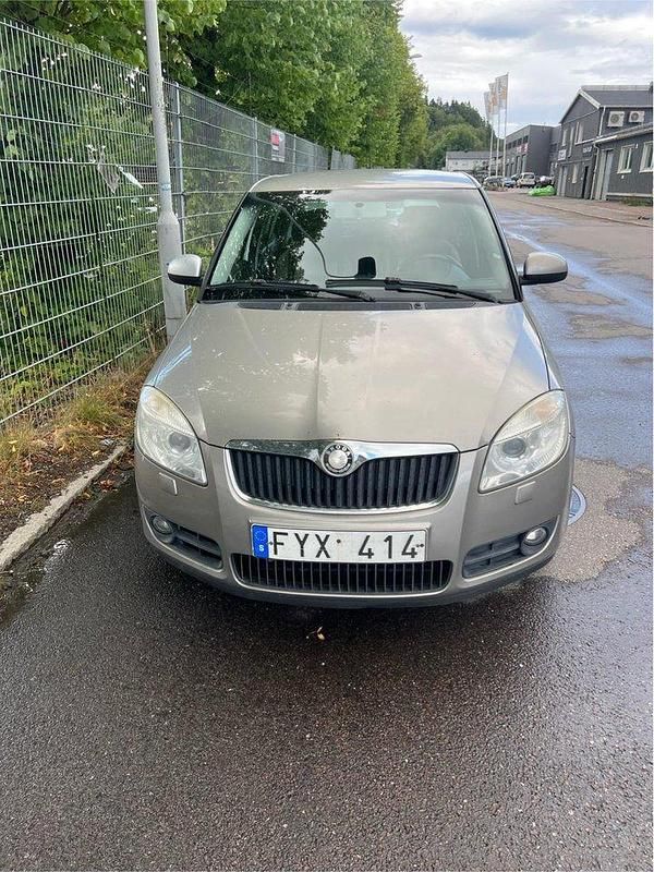 Brun Begagnad 2008 Skoda Fabia Halvkombi | 22 000 kr (Marknadspris) - Bild 1/4