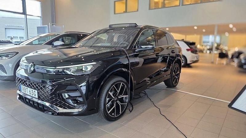 Svart (grenadilla black metallic) Ny 2025 VW Tiguan R-line Edition SUV | 549 900 kr (Marknadspris) - Bild 1/4