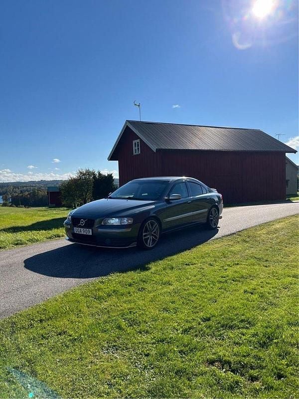 Grå Begagnad 2004 Volvo S60 Sedan | 36 000 kr (Marknadspris) - Bild 1/4