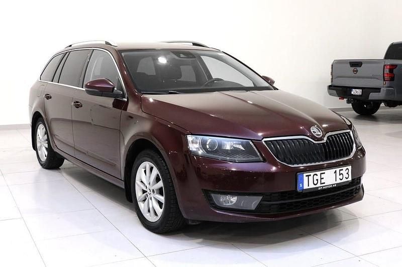 Mörkröd Begagnad 2013 Skoda Octavia Business Line Kombi | 119 900 kr (Bra pris) - Bild 1/4