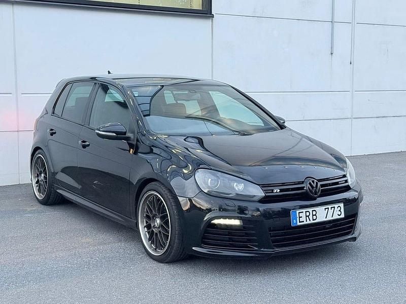Begagnad VW Golf VI R 271 HK (199 kW) 2010 Svart Halvkombi
