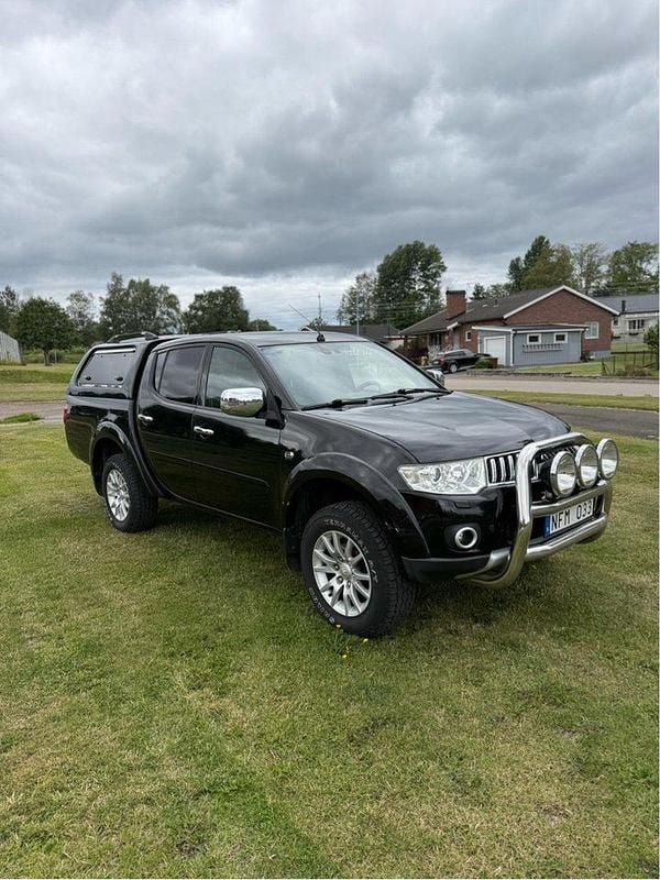 Svart Begagnad 2013 Mitsubishi L200 Pickup | 129 999 kr (Marknadspris) - Bild 1/4