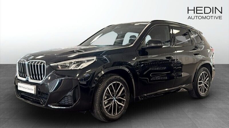 Svart (black) Begagnad 2024 BMW X1 M Sport SUV | 528 700 kr (Marknadspris) - Bild 1/2
