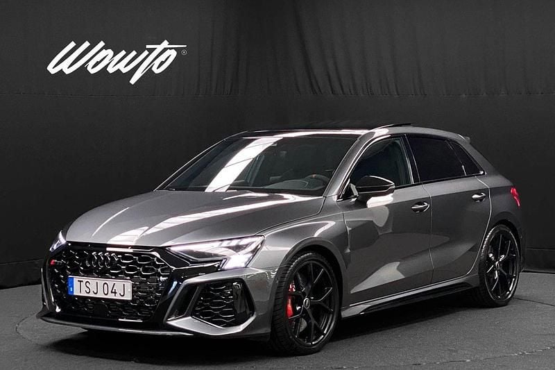 Grå Begagnad 2024 Audi RS3 Sportback Comfort Halvkombi | 609 800 kr (Lite dyr) - Bild 1/3