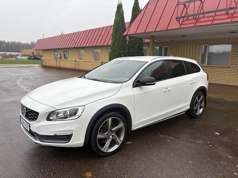 Vit Begagnad 2016 Volvo V60 CC Momentum Kombi | 169 900 kr (Marknadspris) - Bild 1/4