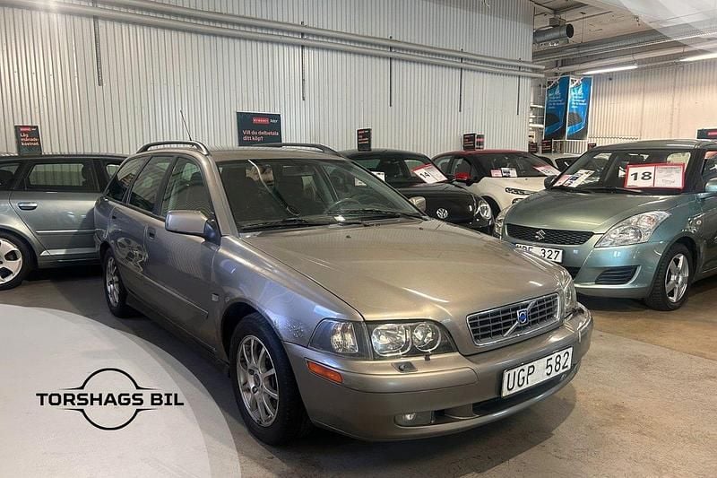 Grå Begagnad 2004 Volvo V40 Kombi | 19 900 kr (Lite dyr) - Bild 1/3