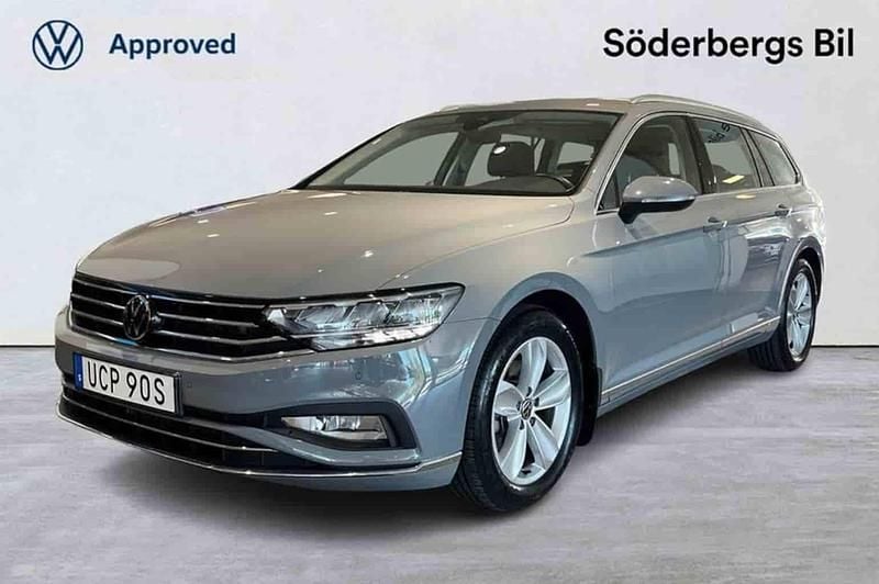 Grå Begagnad 2024 VW Passat Kombi | 369 500 kr (Bra pris) - Bild 1/1