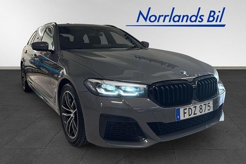 Grå Begagnad 2021 BMW 520 Kombi | 319 000 kr (Marknadspris) - Bild 1/4