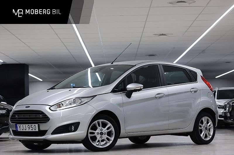 Grå Begagnad 2016 Ford Fiesta Titanium Halvkombi | 104 900 kr (Marknadspris) - Bild 1/3