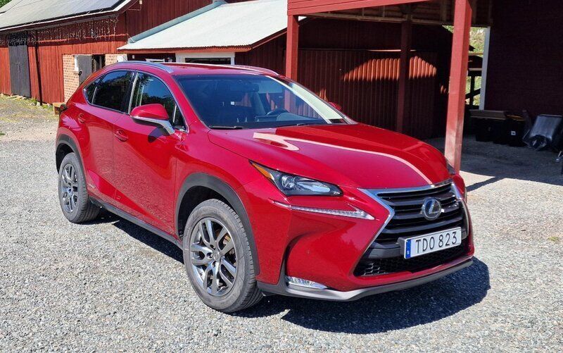 Röd Begagnad 2015 Lexus NX300h SUV | 197 500 kr (Marknadspris) - Bild 1/4