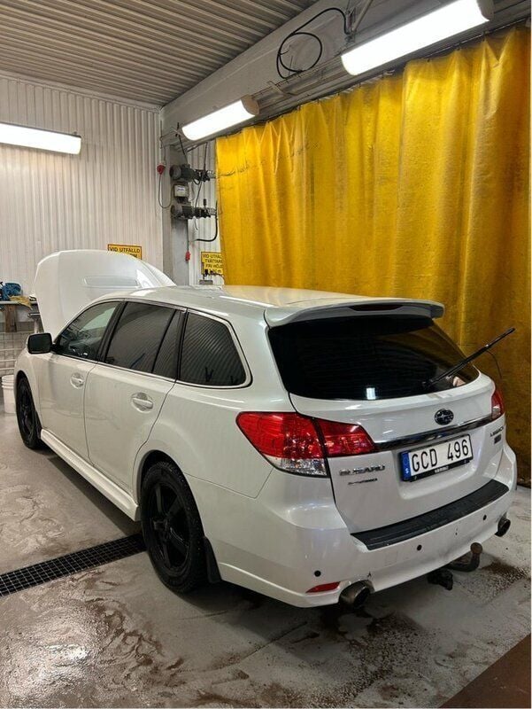 Vit Begagnad 2011 Subaru Legacy Kombi | 55 000 kr (Bra pris) - Bild 1/4