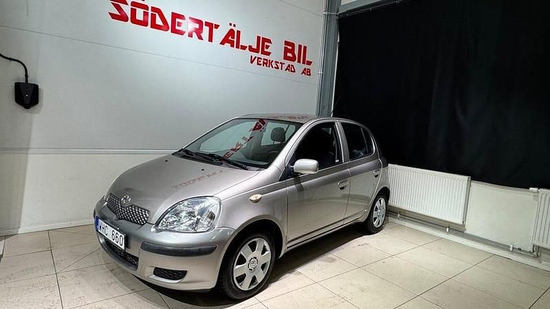 Grå Begagnad 2004 Toyota Yaris Halvkombi | 29 900 kr (Marknadspris) - Bild 1/4