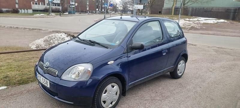Blå Begagnad 2000 Toyota Yaris Halvkombi | 15 000 kr (Bra pris) - Bild 1/4