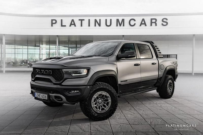 Blå (frostbite) Begagnad 2024 Dodge Ram Pickup | 1 649 000 kr - Bild 1/4