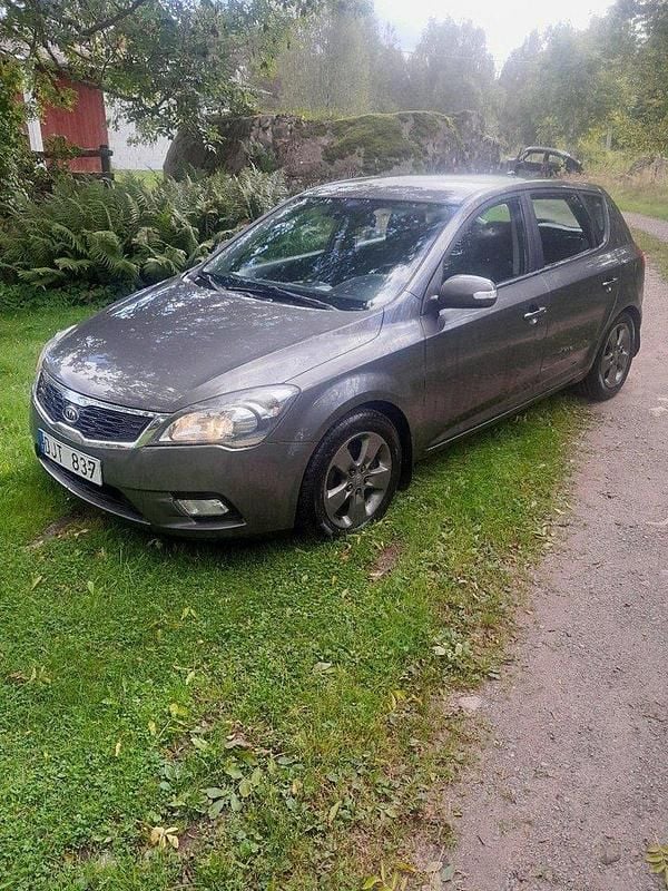 Silver Begagnad 2010 Kia Ceed 4 Halvkombi | 35 000 kr (Marknadspris) - Bild 1/4