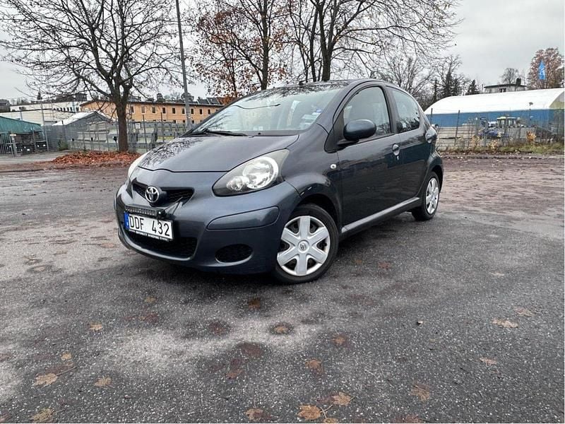 Grå Begagnad 2010 Toyota Aygo Halvkombi | 29 900 kr (Marknadspris) - Bild 1/4