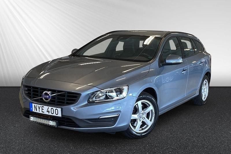 Ljusblå Begagnad 2018 Volvo V60 Standard Kombi | 209 900 kr (Bra pris) - Bild 1/4