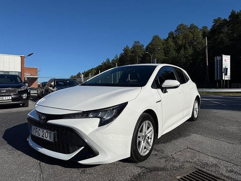 Vit Begagnad 2019 Toyota Corolla Hybrid Halvkombi | 139 900 kr (Marknadspris) - Bild 1/4